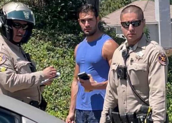 Sam Asghari, le compagnon de Britney Spears, s'explique avec la police après un accrochage en voiture à Thousand Oaks le 19 juillet 2021.