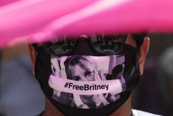 Les fans de Britney Spears sont venus supporter leur idole devant le tribunal de Los Angeles, avec leur slogan 