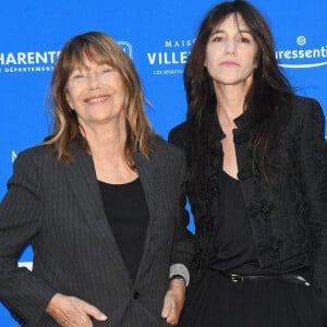 Jane Birkin et sa fille Charlotte Gainsbourg - Photocall du film "Jane par Charlotte" lors du 14ème Festival du Film Francophone d'Angoulême. Le 27 août 2021 © Coadic Guirec / Bestimage