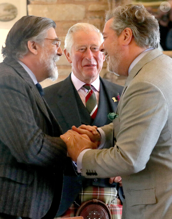 Le prince Charles avec Lord Thurso et Michael Fawcett au Granary Accommodation. Ce dernier a démissionné de son poste après les révélations du "Sunday Times" à propos de ses relations malhonnêtes avec le businessman saoudien Mahfouz Marei Mubarak ben Mahfouz. Andrew Milligan/PA Wire/ABACAPRESS.COM