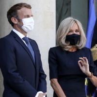 Emmanuel et Brigitte Macron couple assorti et chic pour une rencontre à l'Elysée