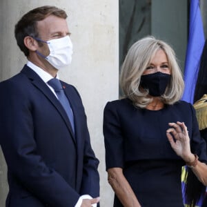 Le président de la République française et sa femme, la Première Dame, Brigitte Macron accueillent le président de la République du Chili, avant leur entretien au palais de l'Elysée à Paris. © Stéphane Lemouton/Bestimage 