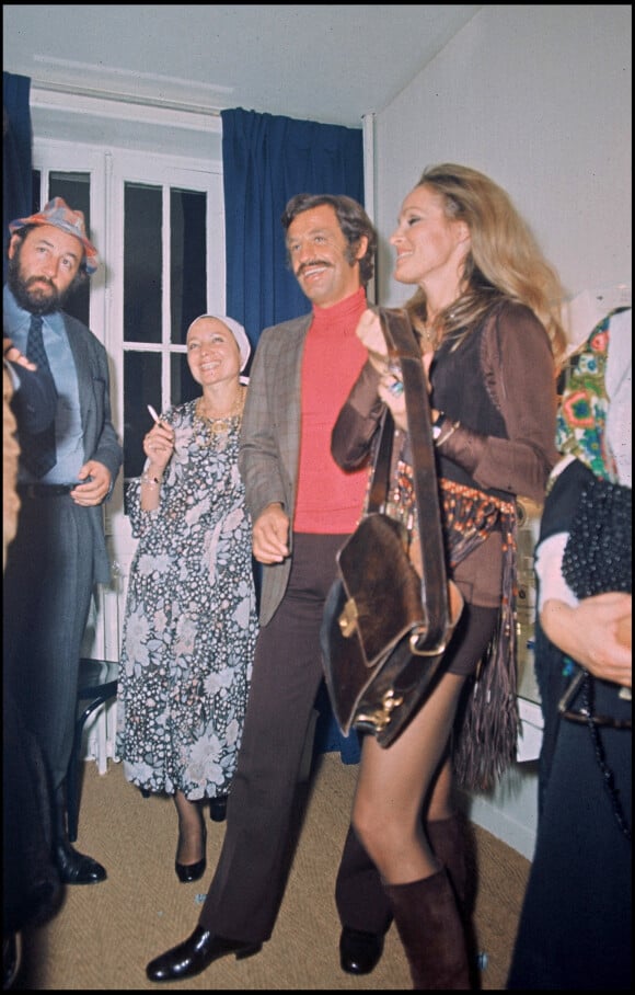Archives - Philippe Noiret, sa femme Monique Chaumette, Jean-Paul Belmondo et sa compagne Ursula Andress - Première du film "Les Intrus" à Paris. 1972.