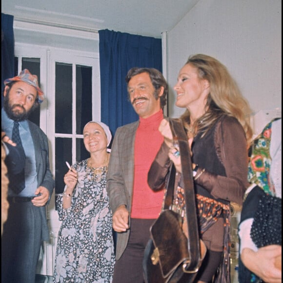 Archives - Philippe Noiret, sa femme Monique Chaumette, Jean-Paul Belmondo et sa compagne Ursula Andress - Première du film "Les Intrus" à Paris. 1972.