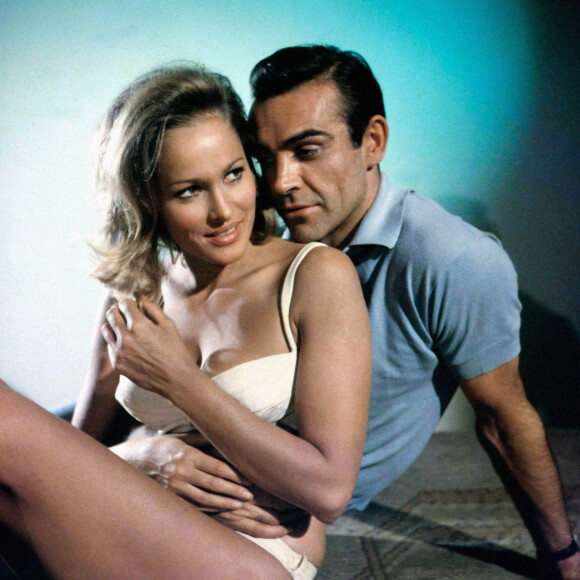 Archives - Ursula Andress et Sean Connery dans le film "James Bond contre Dr. No". 1962.