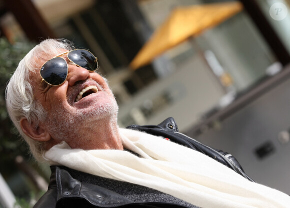 Exclusif - Jean-Paul Belmondo prend un bain de soleil en terrasse du Grand Hôtel à Cannes. 