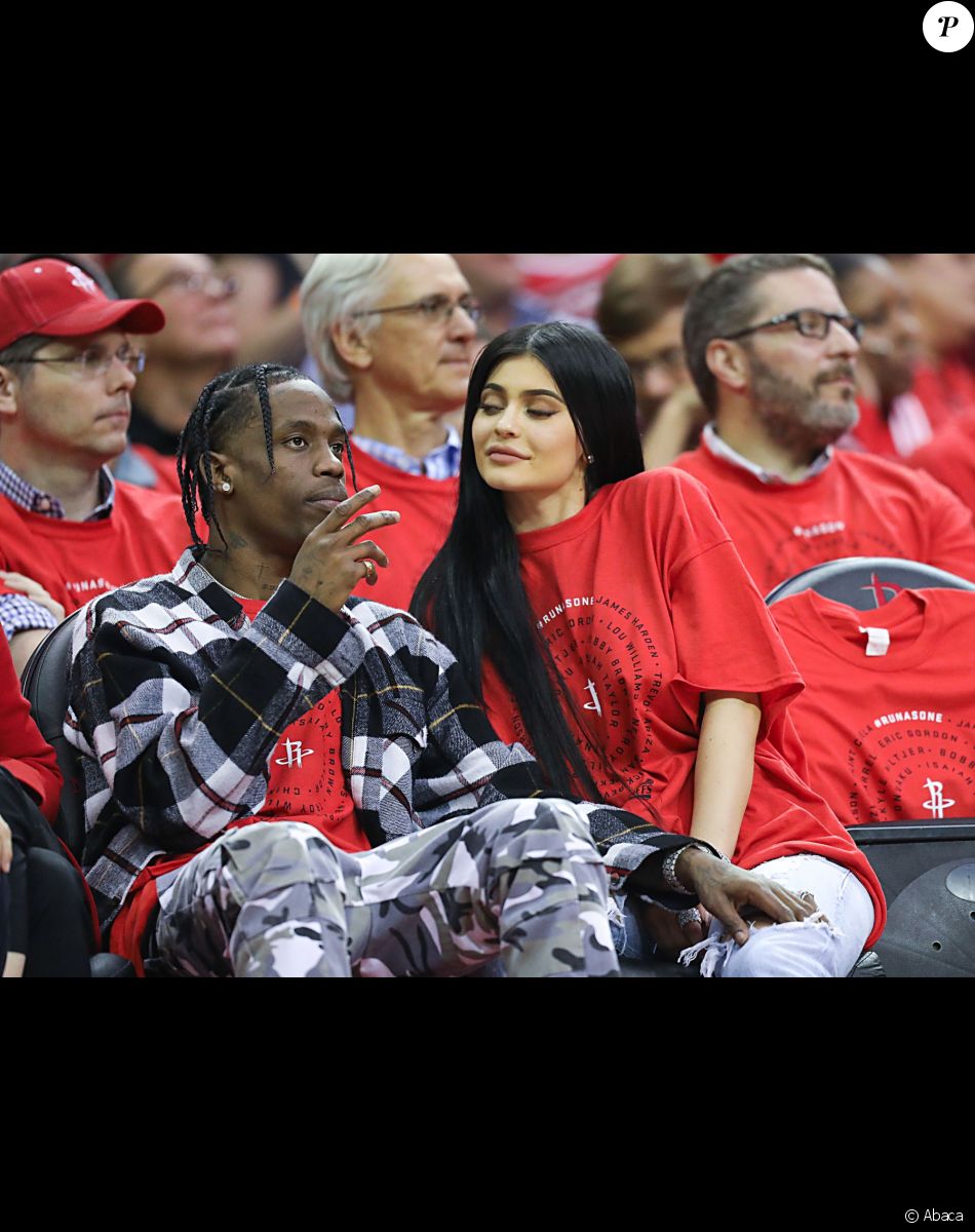 Travis Scott et Kylie Jenner au match de basketball opposant les Rockets de Houston et les Thunder d'Oklahoma City au Toyota Center à Houston le 25 avril 2017