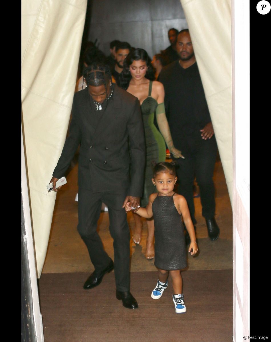 Travis Scott, Kylie Jenner et leur fille Stormi arrivent à la 72ème édition Parsons Benefit où Travis Scott va être récompensé au Pier 17 dans le Seaport District à New York, le 15 juin 2021.