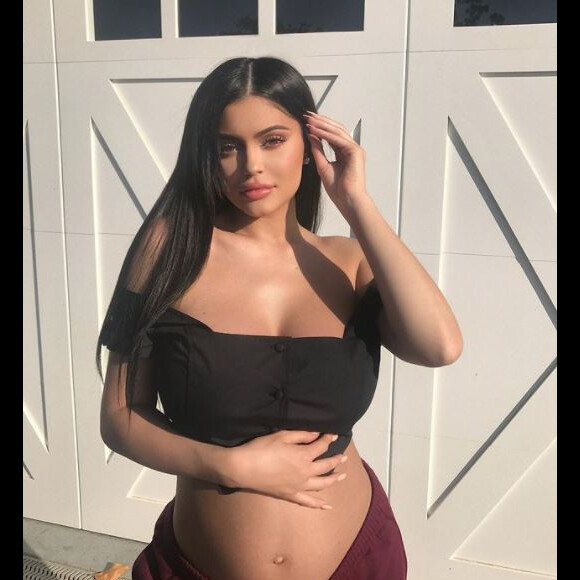 Kylie Jenner est bien enceinte de son deuxième enfant. Elle a officialisé sa grossesse en vidéo.