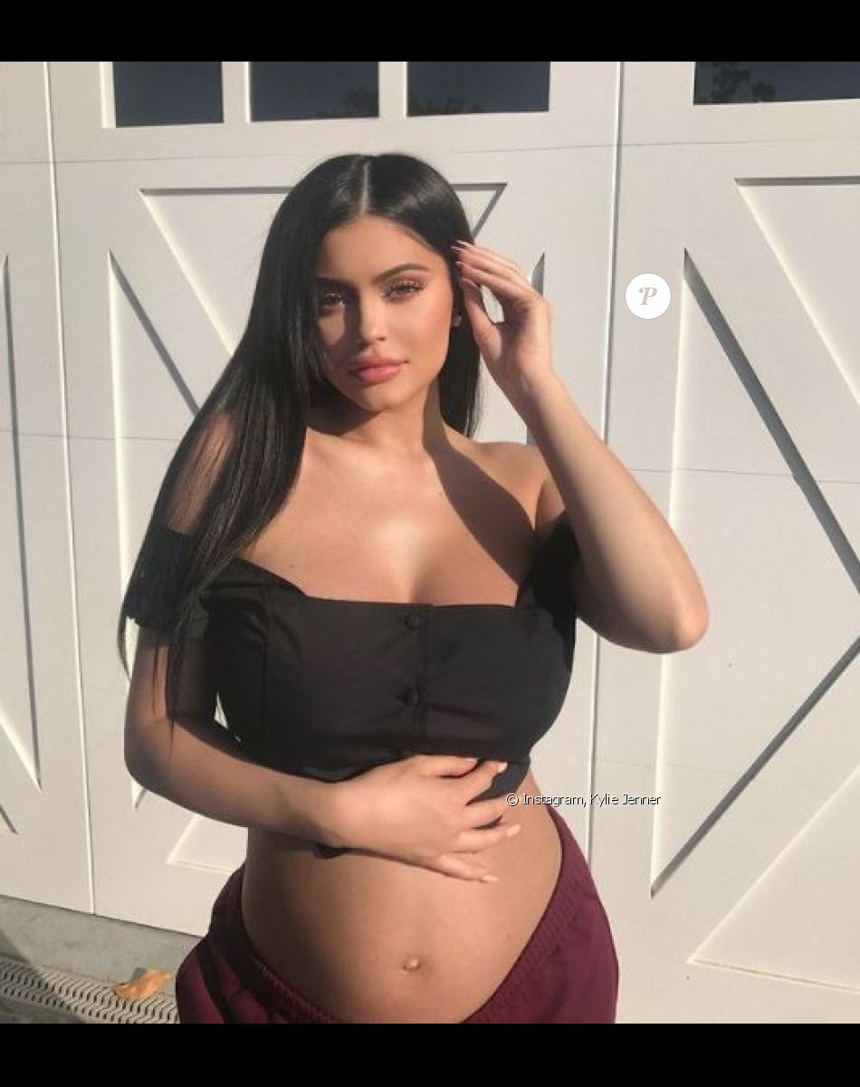 Kylie Jenner est bien enceinte de son deuxième enfant. Elle a officialisé sa grossesse en vidéo.