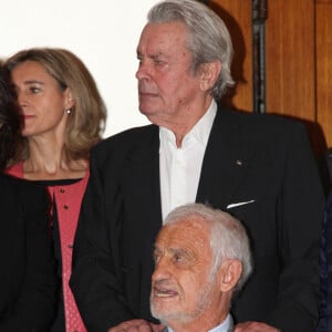 Alain Delon et Jean-Paul Belmondo - 70e prix du polar "Quai des Orfèvres 2017" à Paris. Le 15 novembre 2016. © Didier Sabardin/Bestimage