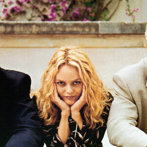 Archives - Alain Delon, Vanessa Paradis et Jean-Paul Belmondo sur le tournage du film "Une chance sur deux". 1998.