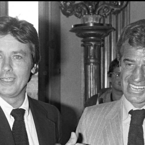 Archives - Remise d'une récompense à Jean-Paul Belmondo, Alain Delon le félicite.