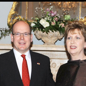Le prince Albert de Monaco et sa femme Charlene en visite officielle à Dublin, aux côtés de l'ex-présidente Mary McAleese et son mari, en avril 2011