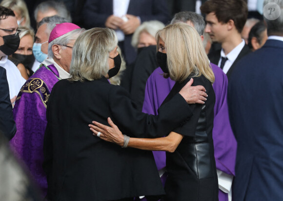 Maryvonne Pinault et la première dame, Brigitte Macron - Sorties des obsèques de Florence Rogers-Pinault en l'Église Saint-Sulpice à Paris, le 8 septembre 2021.