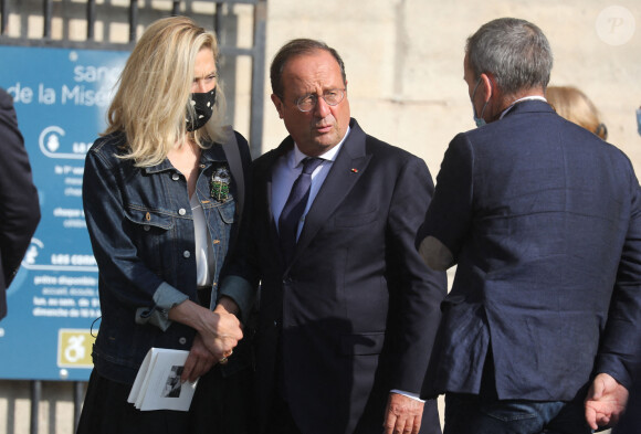 Julie Gayet et son compagnon François Hollande - Sorties des obsèques de Florence Rogers-Pinault en l'Église Saint-Sulpice à Paris, le 8 septembre 2021.