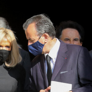 Brigitte Macron et José Pietroboni, chef du protocole - Sorties des obsèques de Florence Rogers-Pinault en l'Église Saint-Sulpice à Paris, le 8 septembre 2021.