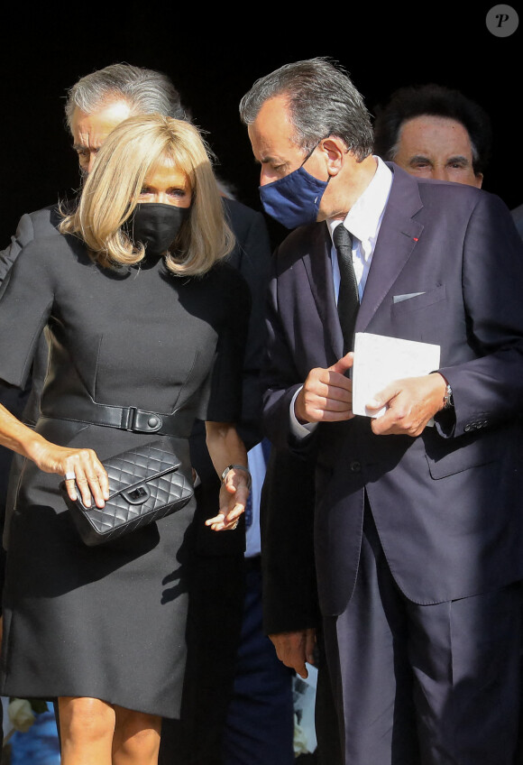 Brigitte Macron et José Pietroboni, chef du protocole - Sorties des obsèques de Florence Rogers-Pinault en l'Église Saint-Sulpice à Paris, le 8 septembre 2021.