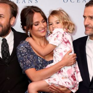 Alicia Vikander (ici photographiée avec Michael Fassbender, le réalisateur Derek Cianfrance, la petite Florence Clery et le producteur David Heyman) a confirmé qu'elle était devenue maman.