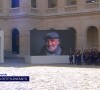 Victor Belmondo rend hommage à son grand-père, Jean-Paul Belmondo, dans la Cour d'honneur de l'Hôtel des Invalides.