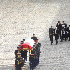 Le cercueil de Jean-Paul Belmondo et les membres de la famille, Patricia Belmondo, Alain Belmondo, Luana, Stella, Annabelle, Paul, Alessandro, Victor, Florence, Giacomo, Olivier, Muriel Belmondo, Elodie Constantin, Pierre Vernier, Natty Tardivel Belmondo - Cérémonie d'hommage national à Jean-Paul Belmondo à l'Hôtel des Invalides à Paris, le 9 septembre 2021. © Dominique Jacovides/Bestimage