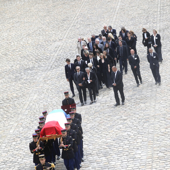 Le cercueil de Jean-Paul Belmondo et les membres de la famille, Patricia Belmondo, Alain Belmondo, Luana, Stella, Annabelle, Paul, Alessandro, Victor, Florence, Giacomo, Olivier, Muriel Belmondo, Elodie Constantin, Pierre Vernier, Natty Tardivel Belmondo - Cérémonie d'hommage national à Jean-Paul Belmondo à l'Hôtel des Invalides à Paris, le 9 septembre 2021. © Dominique Jacovides/Bestimage