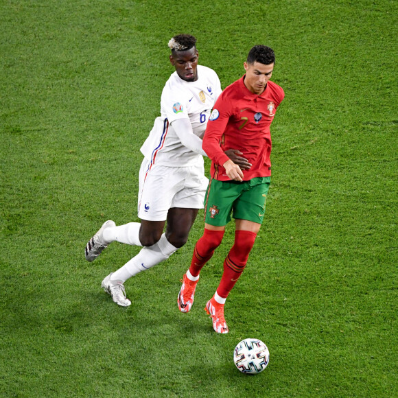 Paul Pogba - Cristiano Ronaldo - Match de football de l'Euro 2020 à Budapest : La France ex aequo avec le Portugal 2-2 au Stade Ferenc-Puskas le 23 juin 2021. © Anthony Bibard/FEP/Panoramic / Bestimage