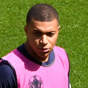 Paul Poga et Kylian Mbappé lors de l'entraînemente de l'équipe de France de football pendant UEFA EURO 2020, à Budapest, Hongrie, le 18 juin 2021. © Anthony Bibard/FEP/Panoramic/Bestimage