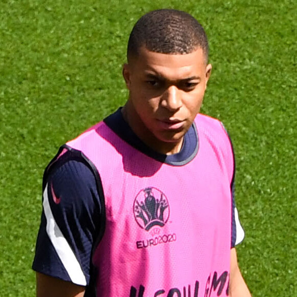 Paul Poga et Kylian Mbappé lors de l'entraînemente de l'équipe de France de football pendant UEFA EURO 2020, à Budapest, Hongrie, le 18 juin 2021. © Anthony Bibard/FEP/Panoramic/Bestimage