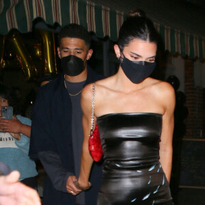 Kendall Jenner et son compagnon Devin Booker quittent le restaurant "Lucali" à l'issue de la soirée d'anniversaire de Fai Khadra. New York, le 9 septembre 2021.