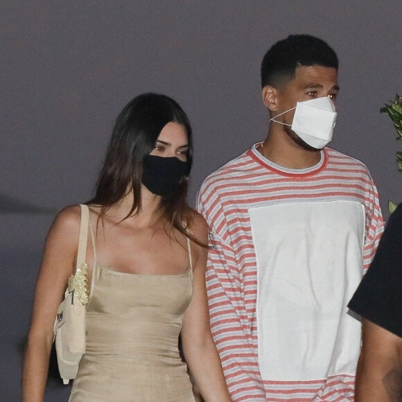 Exclusif - Kendall Jenner et son compagnon Devin Booker quittent le restaurant Nobu à Malibu le 29 août 2021.