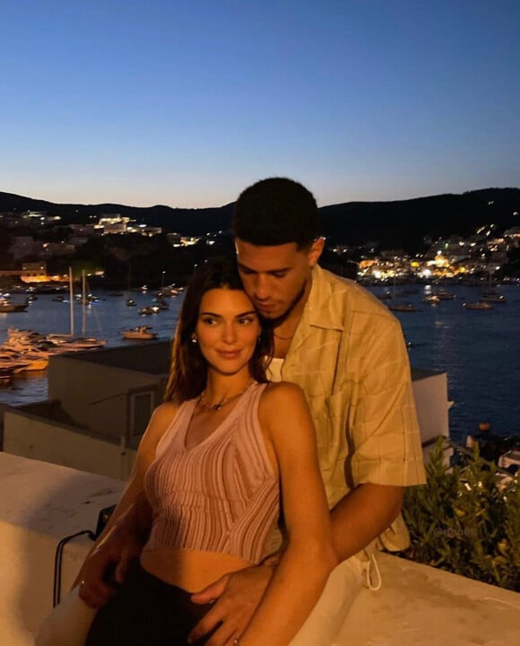 Kendall Jenner et son petit ami Devin Booker, ici photographiés en vacances en Italie, ont fait une rare apparition à deux.