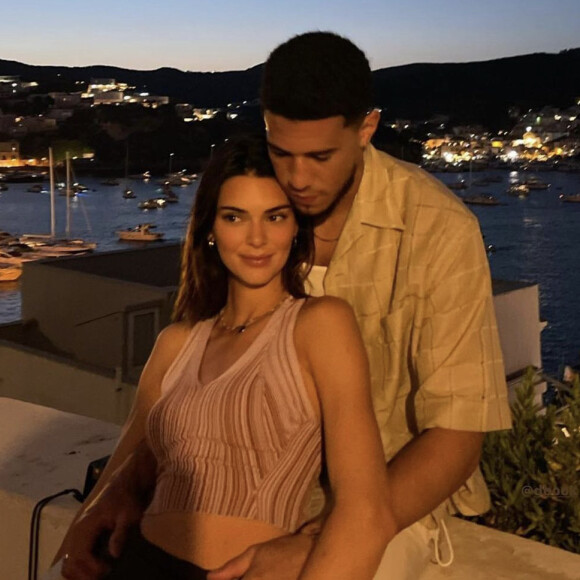 Kendall Jenner et son petit ami Devin Booker, ici photographiés en vacances en Italie, ont fait une rare apparition à deux.