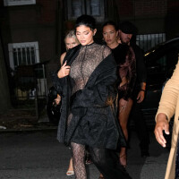 Kylie Jenner enceinte : elle ose la robe transparente et dévoile son babybump en culotte noire