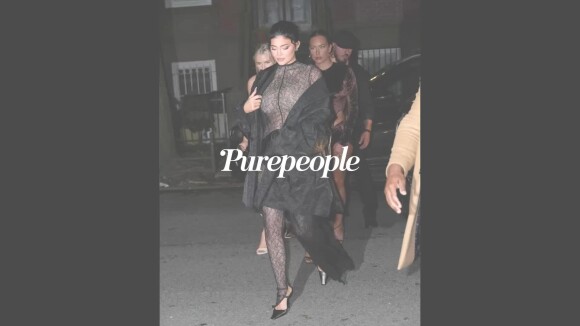 Kylie Jenner enceinte : elle ose la robe transparente et dévoile son babybump en culotte noire