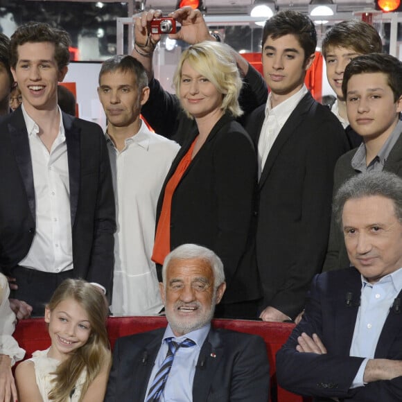 Info - L'émission "Vivement Dimanche" avec Jean-Paul Belmondo en 2013 sera rediffusée dimanche 12 septembre - Annabelle, Alessandro, Victor, Christopher, Paul, Luana, Nicholas, Giacomo, Olivier, Natty, Stella et Jean Paul Belmondo, Michel Drucker - Enregistrement de l'emission "Vivement Dimanche" a Paris le 10 avril 2013 qui sera diffusee le 14 avril. © Coadic Guirec / Bestimage 