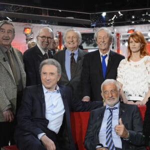 Info - L'émission "Vivement Dimanche" avec Jean-Paul Belmondo en 2013 sera rediffusée dimanche 12 septembre - Michel Drucker, Jean-Paul Belmondo, Claudia Cardinale, Charles Gerard, Jean Rochefort, Pierre Vernier Jean-Pierre Marielle, Robert Hossein et Claude Rich - Enregistrement de l'emission "Vivement Dimanche" a Paris le 10 avril 2013 qui sera diffusee le 14 avril. © Coadic Guirec / Bestimage 