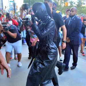 Kim Kardashian arrive à l'hôtel Ritz Carlton de New York couverte de cuir de la tête aux pieds le 11 septembre 2021.