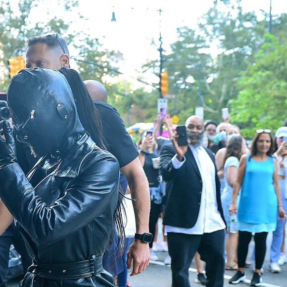Kim Kardashian arrive à l'hôtel Ritz Carlton de New York couverte de cuir de la tête aux pieds le 11 septembre 2021.
