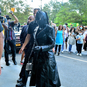 Kim Kardashian arrive à l'hôtel Ritz Carlton de New York couverte de cuir de la tête aux pieds le 11 septembre 2021.