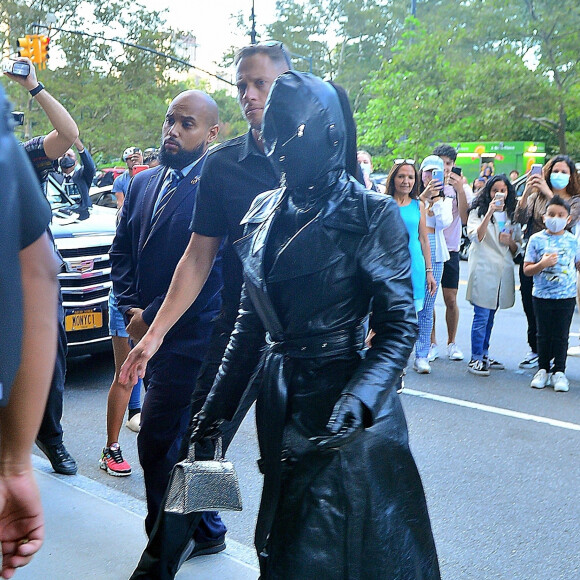 Kim Kardashian arrive à l'hôtel Ritz Carlton de New York couverte de cuir de la tête aux pieds le 11 septembre 2021.