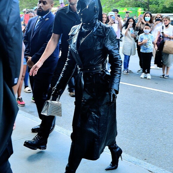 Kim Kardashian arrive à l'hôtel Ritz Carlton de New York couverte de cuir de la tête aux pieds le 11 septembre 2021.
