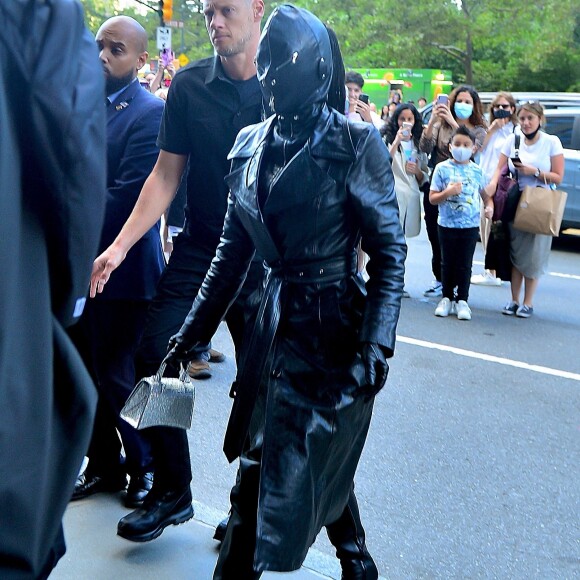 Kim Kardashian arrive à l'hôtel Ritz Carlton de New York couverte de cuir de la tête aux pieds le 11 septembre 2021.