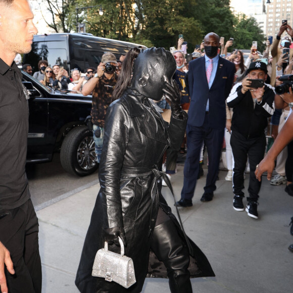 Kim Kardashian arrive à l'hôtel Ritz Carlton de New York couverte de cuir de la tête aux pieds le 11 septembre 2021