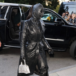 Kim Kardashian arrive à l'hôtel Ritz Carlton de New York couverte de cuir de la tête aux pieds le 11 septembre 2021