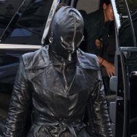 Kim Kardashian cagoulée façon dominatrice sado maso : son look 100% cuir surprend