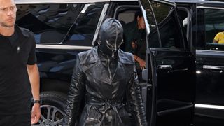 Kim Kardashian cagoulée façon dominatrice sado maso : son look 100% cuir surprend