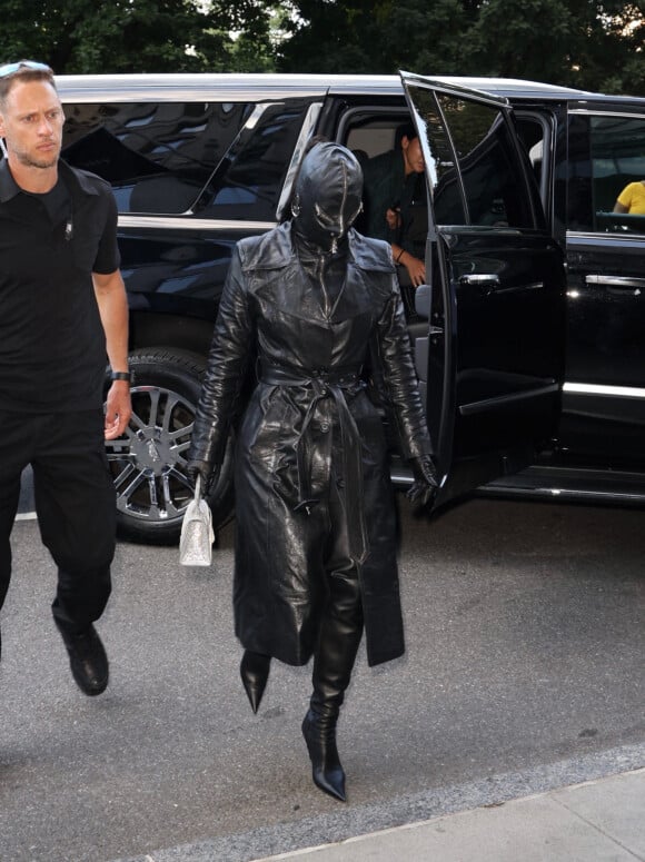 Kim Kardashian arrive à l'hôtel Ritz Carlton de New York couverte de cuir de la tête aux pieds.