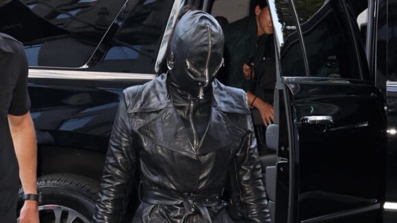 Kim Kardashian cagoulée façon dominatrice sado maso : son look 100% cuir surprend