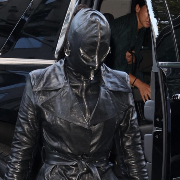 Kim Kardashian arrive à l'hôtel Ritz Carlton de New York couverte de cuir de la tête aux pieds.